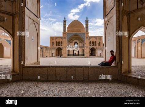 Die Moschee von Ustad Ali: Ein Triumph der geometrischen Präzision und des spirituellen Lichtes!