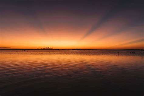  Der Sonnenaufgang über dem Laguna de Bay - Ein Meisterwerk der Farbpracht und der spirituellen Tiefe